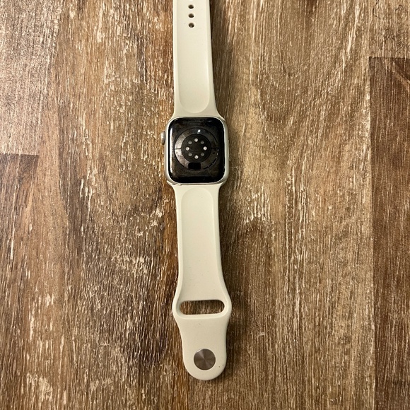 Apple Watch Series 7 (GPS + Cellular, 41mm) Starlight Aluminum Case - Picture 4 of 6